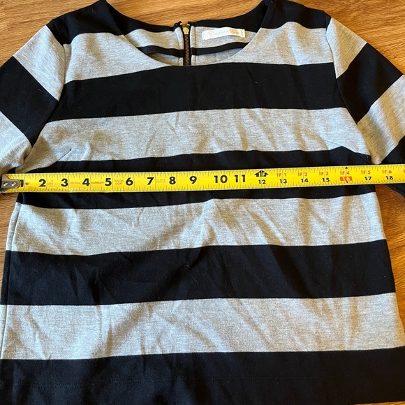 COPY - Woman’s Stripe Shirt black and Gray Size Small - Picture 7 of 10